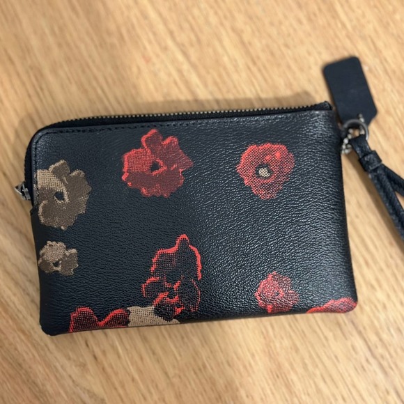 Coach Corner Zip Wristlet in Black And Poppy camo Flowers - Picture 3 of 8